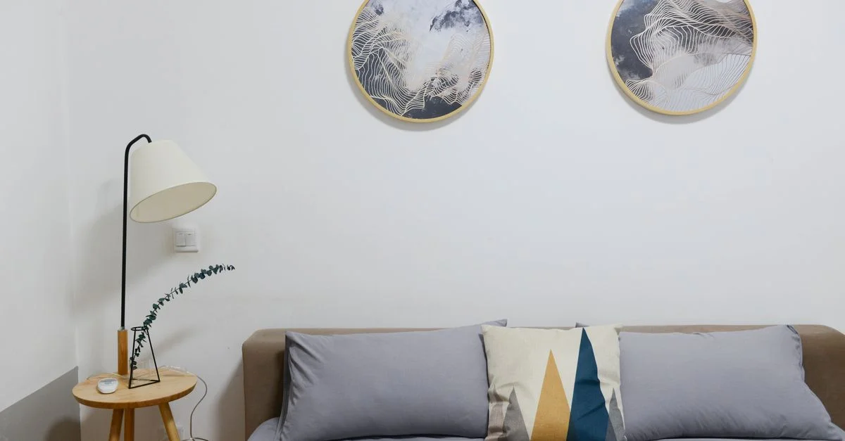 Chambre moderne élégante avec une décoration minimaliste, des œuvres d'art abstrait et des meubles confortables.